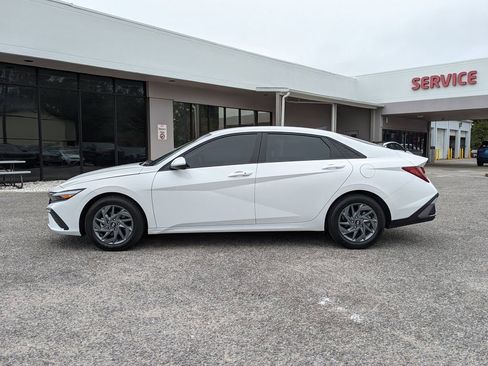 Used 2024 Hyundai Elantra SEL image 4