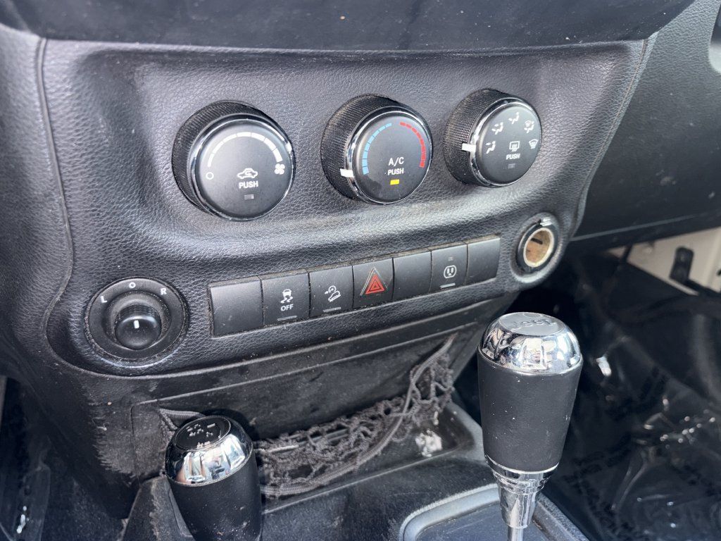Used 2018 Jeep Wrangler Unlimited Rubicon w/ Connectivity Group AWD/4WD image 3