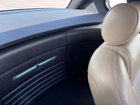 Used 2004 Ford Thunderbird image 15