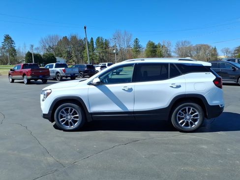 Used 2024 GMC Terrain SLT image 2