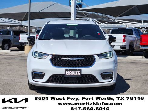 Used 2025 Chrysler Pacifica Select FWD image 2