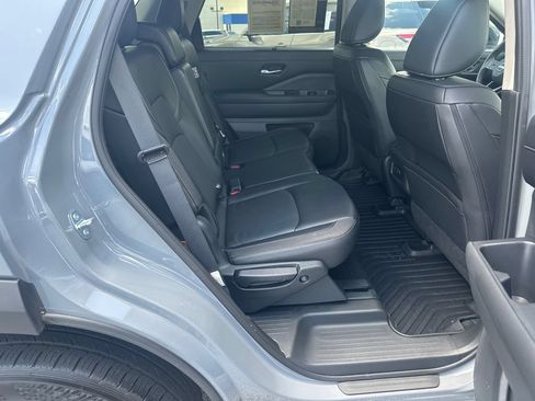 Used 2024 Nissan Pathfinder SL AWD/4WD image 13