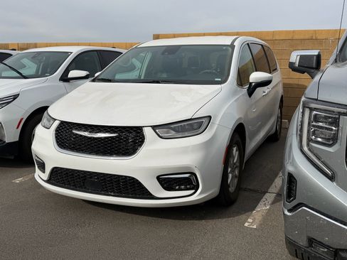 Used 2023 Chrysler Pacifica Touring-L image 5