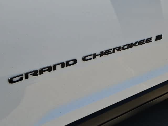 Used 2023 Jeep Grand Cherokee Limited w/ Black Appearance Package AWD/4WD image 11