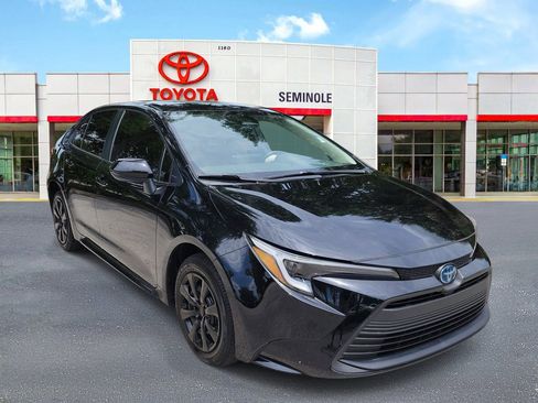 Used 2024 Toyota Corolla LE FWD image 2