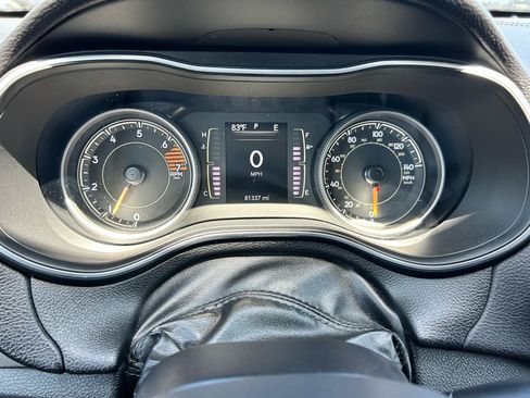 Used 2019 Jeep Cherokee Latitude Plus w/ Comfort/Convenience Group FWD image 5