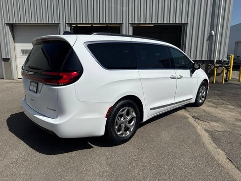 Used 2023 Chrysler Pacifica Limited w/ Uconnect Theater Family Group FWD image 12