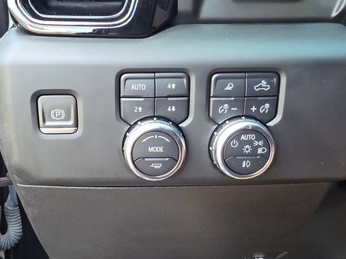 Used 2023 GMC Sierra 1500 AT4 w/ Technology Package AWD/4WD image 14