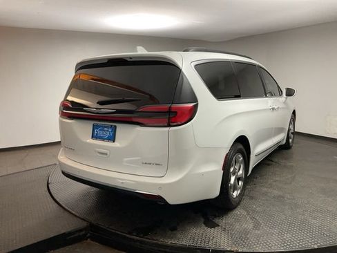 Used 2022 Chrysler Pacifica Limited image 7