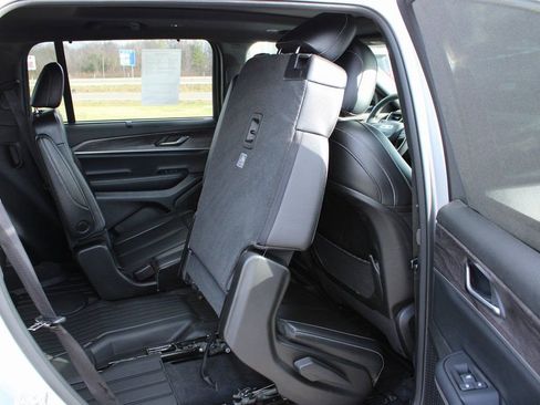 Used 2024 Jeep Grand Cherokee L Limited w/ Luxury Tech Group II image 19