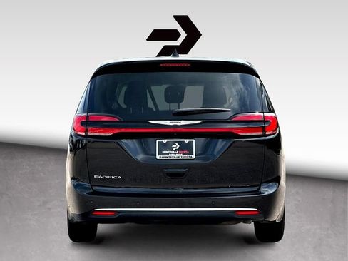 Used 2024 Chrysler Pacifica Touring-L FWD image 7