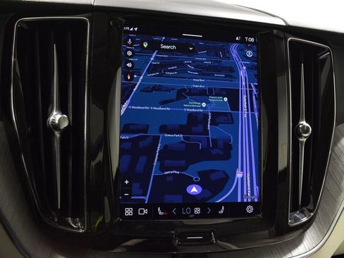 Used 2023 Volvo XC60 B5 Plus image 21