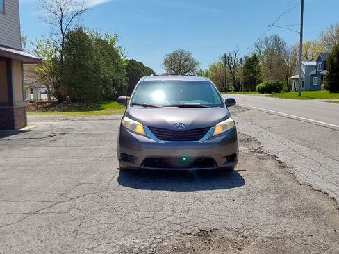 Used 2011 Toyota Sienna LE FWD image 3