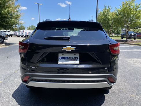 Used 2026 Chevrolet Trax LT FWD image 8