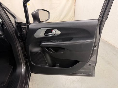 Used 2019 Chrysler Pacifica Touring-L Plus w/ S Appearance Package FWD image 10