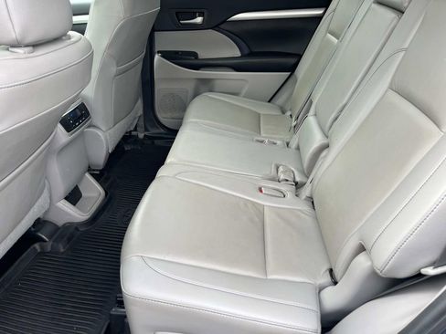Used 2019 Toyota Highlander XLE AWD/4WD image 19