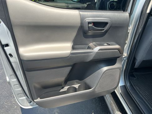Used 2022 Toyota Tacoma SR5 AWD/4WD image 32
