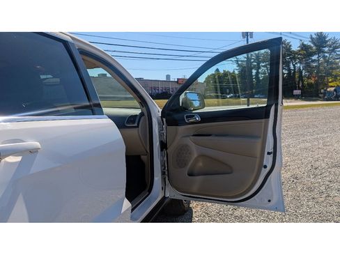 Used 2019 Jeep Grand Cherokee Laredo w/ 18" Wheel & 8.4" Radio Group image 11