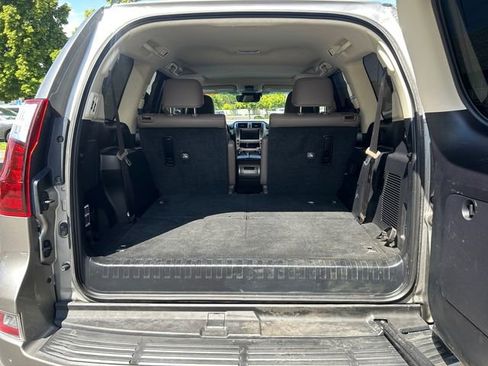 Used 2021 Lexus GX 460 Premium w/ Accessory Package AWD/4WD image 19