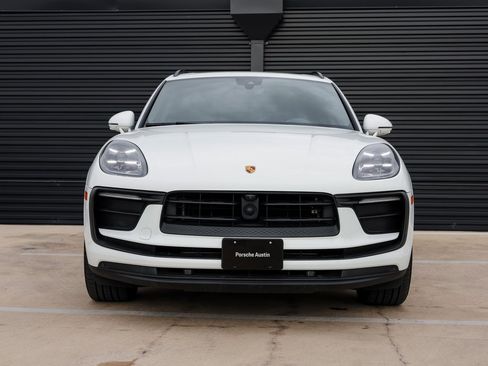Certified 2024 Porsche Macan image 10