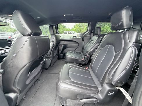 Used 2025 Chrysler Pacifica Select FWD image 27