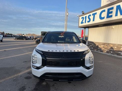 Used 2023 Mitsubishi Outlander SE Black Edition image 4