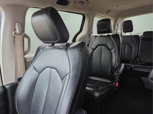 Used 2023 Chrysler Pacifica Touring-L FWD image 29