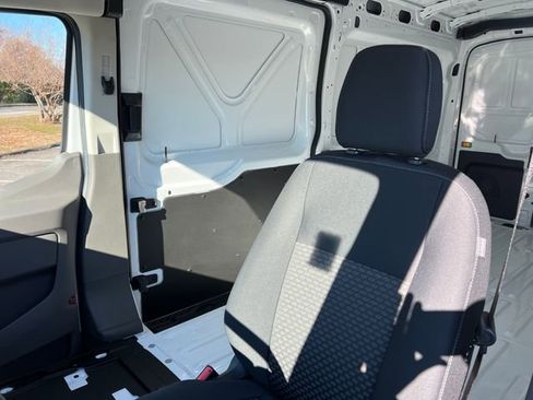 Used 2025 Ford E-Transit 148 Medium Roof image 17