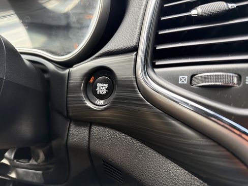 Used 2019 Jeep Grand Cherokee Laredo AWD/4WD image 18