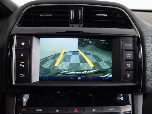 Used 2018 Jaguar F-PACE Premium image 40