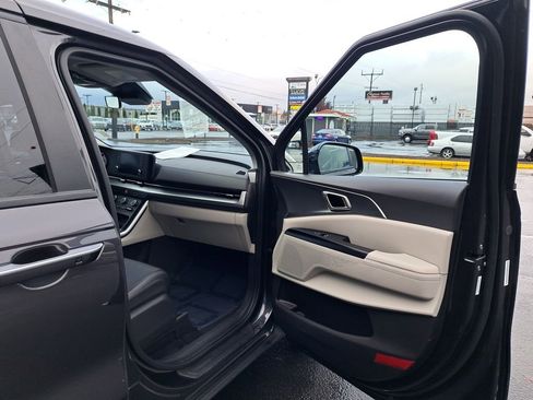 Used 2024 Kia Carnival LX image 16