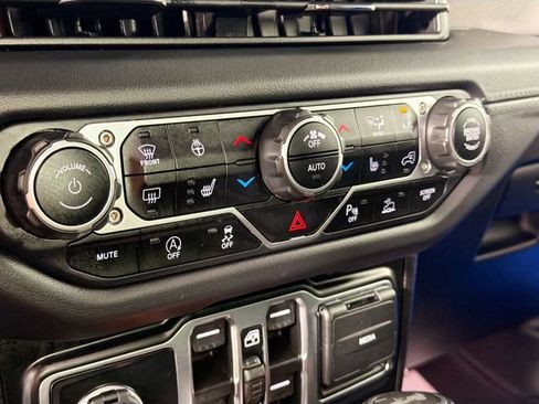 Used 2024 Jeep Wrangler Unlimited Sahara AWD/4WD image 15