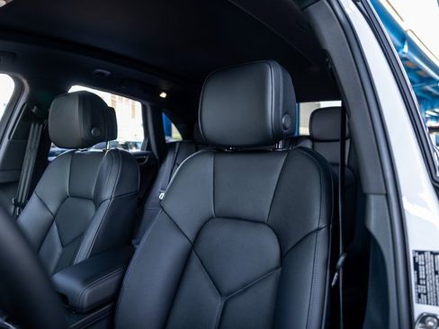 Used 2025 Porsche Macan image 5