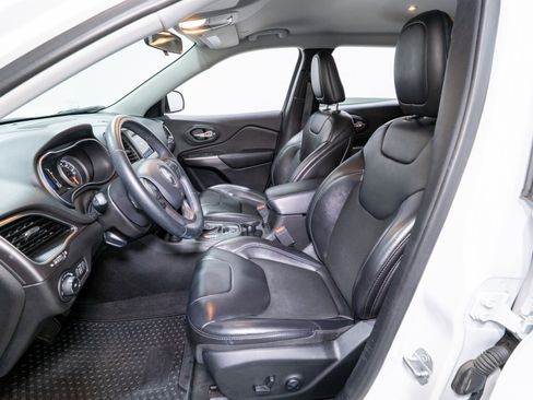 Used 2019 Jeep Cherokee Latitude Plus w/ Cold Weather Group image 15