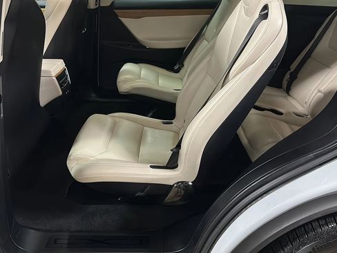 Used 2018 Tesla Model X 75D image 11