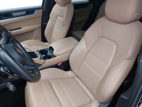 Certified 2024 Porsche Cayenne w/ Premium Package Plus (PFM) AWD/4WD image 5