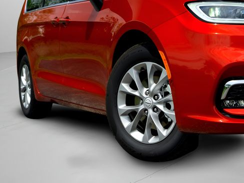 New 2026 Chrysler Pacifica Limited FWD image 2