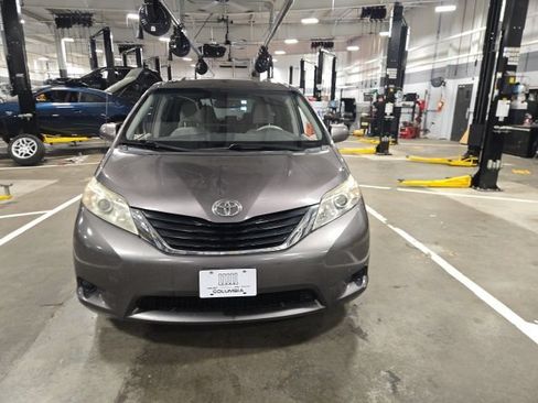 Used 2013 Toyota Sienna LE w/ Towing Pkg FWD image 10