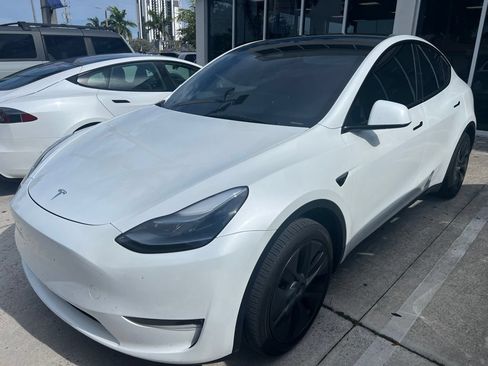 Used 2025 Tesla Model Y Long Range RWD image 1