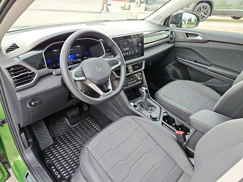 Certified 2025 Volkswagen Taos SE image 11