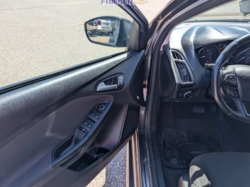Used 2016 Ford Focus SE w/ SE Sport Package FWD image 9