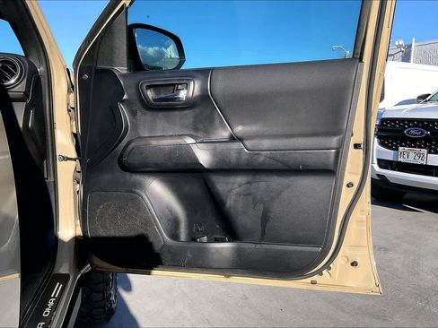 Used 2019 Toyota Tacoma TRD Sport AWD/4WD image 28