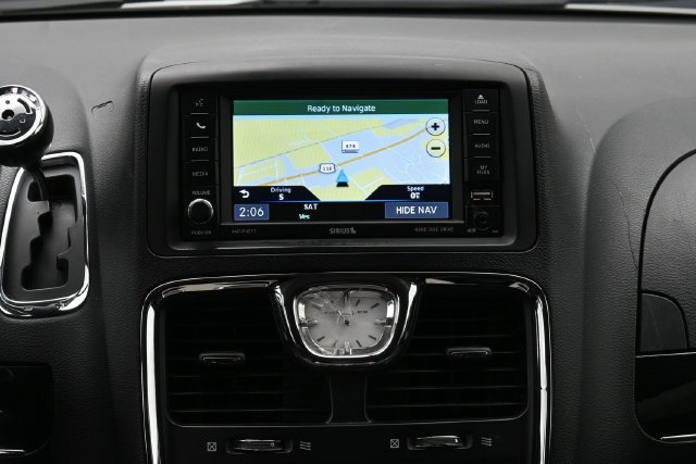 Used 2014 Chrysler Town & Country Touring-L FWD image 22
