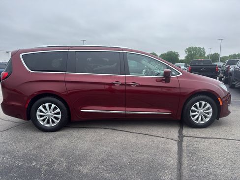 Used 2018 Chrysler Pacifica Touring-L FWD image 4
