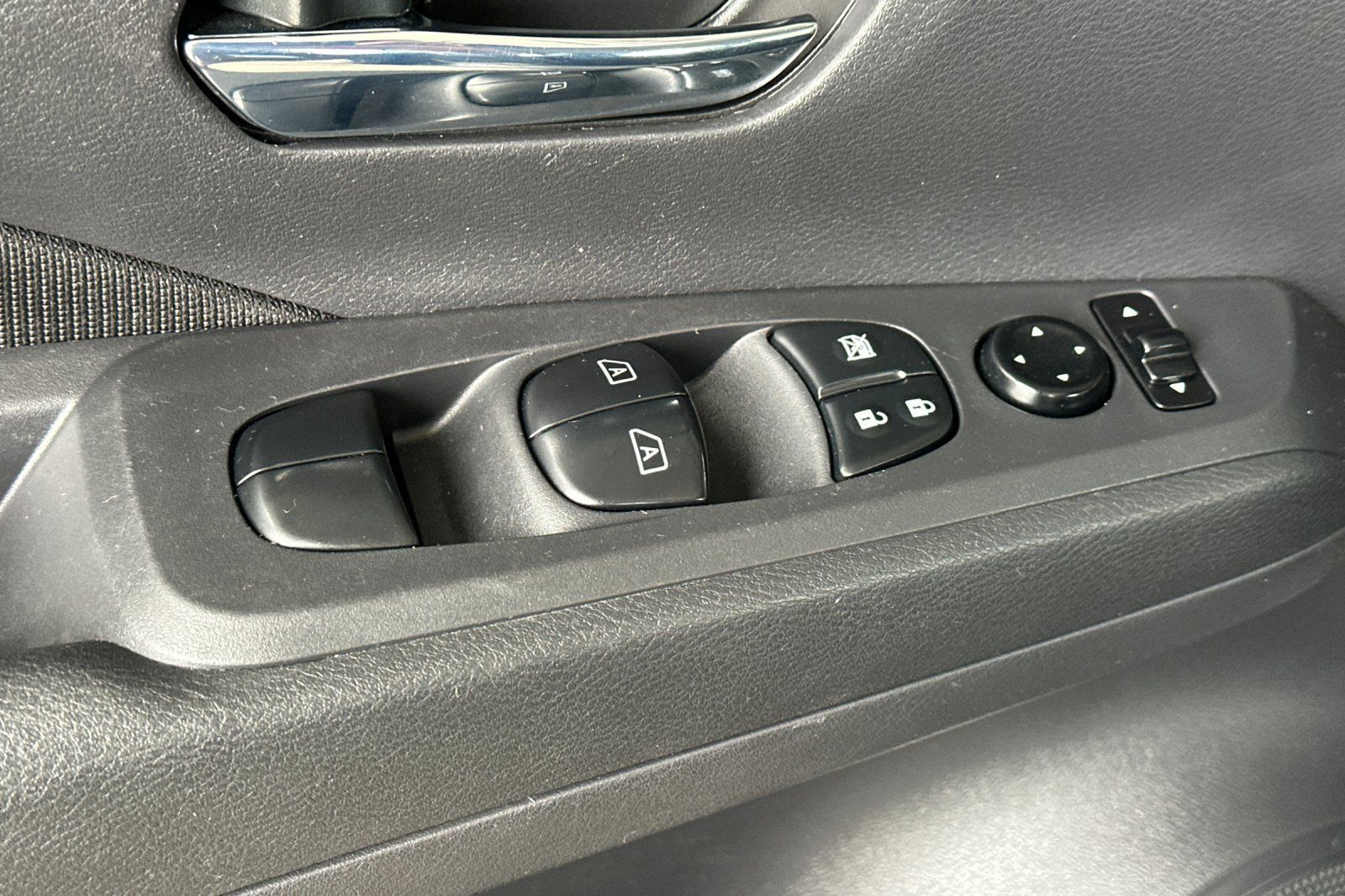 Used 2021 Nissan Kicks SV FWD image 12