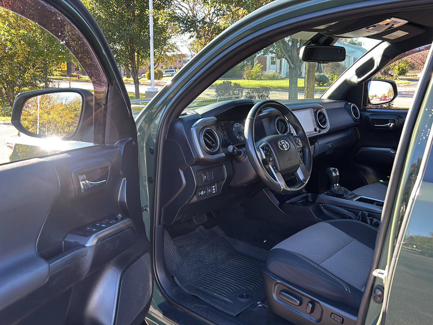 Used 2021 Toyota Tacoma TRD Sport w/ Technology Package AWD/4WD image 2