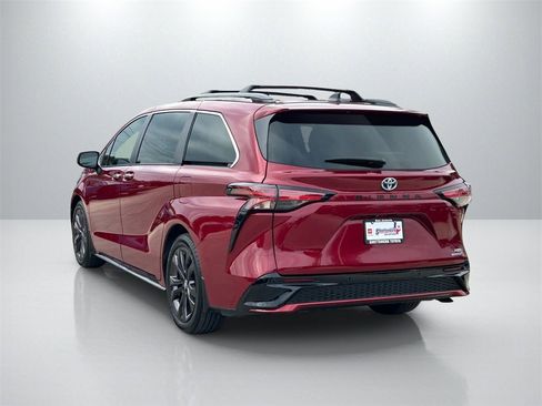 Used 2022 Toyota Sienna XSE image 7