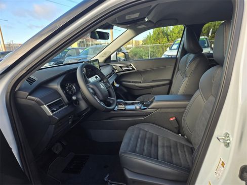New 2025 Mitsubishi Outlander SE image 8