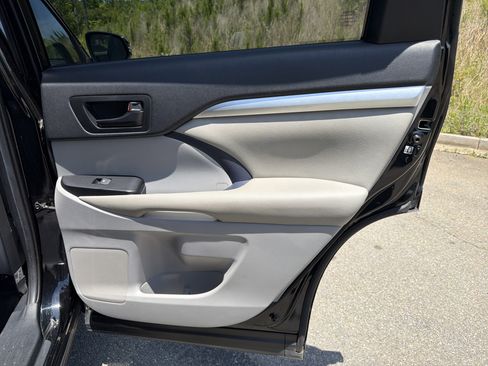 Used 2019 Toyota Highlander LE FWD image 16