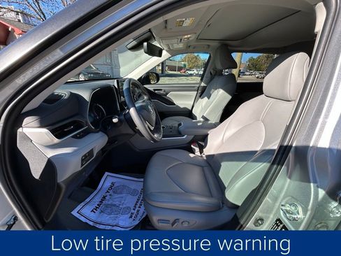 Used 2023 Toyota Highlander XLE image 30